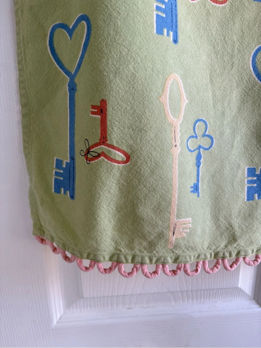Anthropologie Whimsical Skeleton Heart Key Print Dish Towel Green Pink Trim Hole